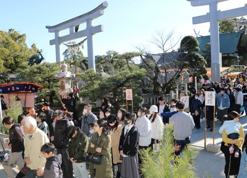 参拝のため長蛇の列を作る初詣客＝２０２５年１月１日、香川県高松市一宮町の田村神社