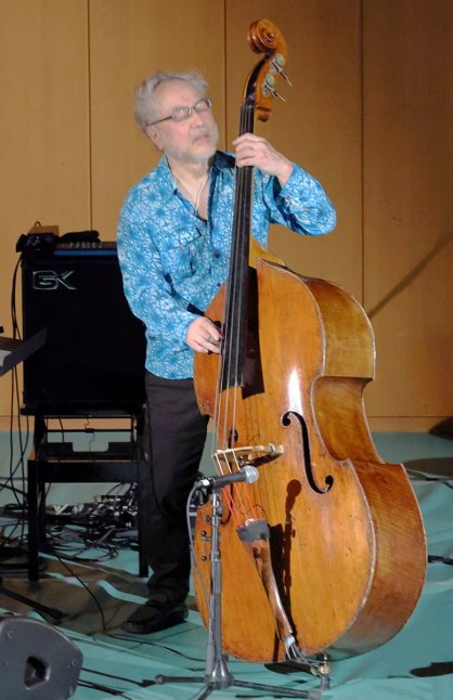 演奏する藤原清登