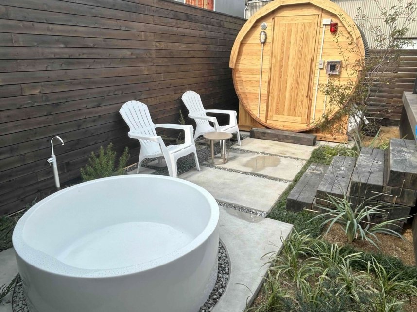 バレルサウナ付きタイプの客室＝香川県高松市一宮町