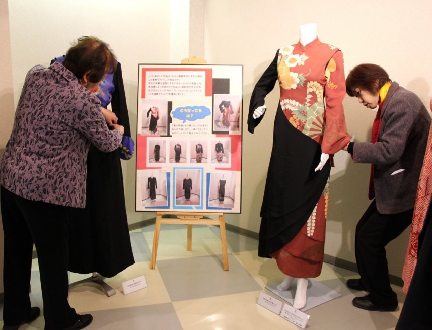 さまざまな着こなしを実践する村川さん（左）と神野さん