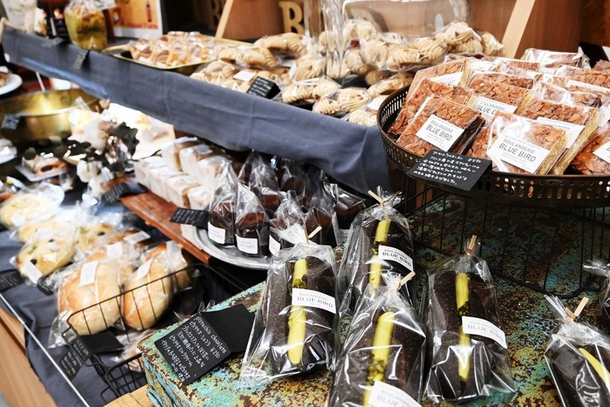 国産小麦などを使ったパンが人気を集める「ＢＯＵＬＡＮＧＥＲＩＥ ＢＬＵＥ ＢＩＲＤ」のコーナー