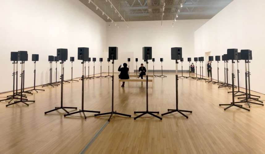 ４０台のスピーカーから聖歌隊の歌声が流れる作品「４０声のモテット」を鑑賞する来場者＝香川県丸亀市浜町、市猪熊弦一郎現代美術館