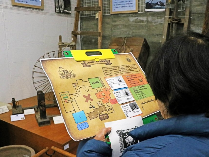 地図を片手に「ミング・モンスター」を探す来館者＝香川県高松市亀水町、瀬戸内海歴史民俗資料館