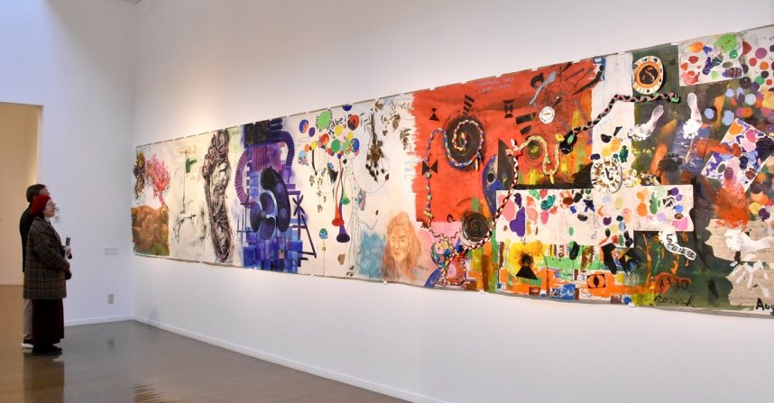 川島さんが学生たちと共同制作した躍動感あふれる作品に見入る来館者＝香川県高松市塩江町、高松市塩江美術館