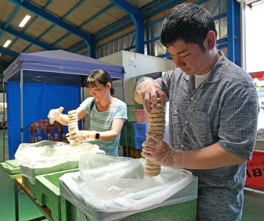 冷凍食品の詰め放題に挑む来店者＝香川県坂出市西大浜南、井上食品