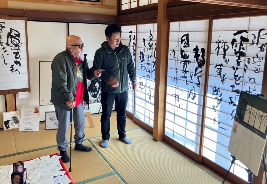 来場者に作品を紹介する樋笠さん（左）＝香川県善通寺市善通寺町、市観光交流センター