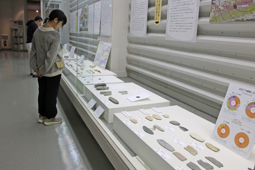 県内で出土した旧石器時代から弥生時代の石器を紹介する企画展＝香川県坂出市府中町、県埋蔵文化財センター