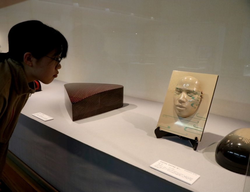 乾漆を用いた自由な形の漆芸作品が並ぶ会場＝香川県高松市番町、香川県文化会館