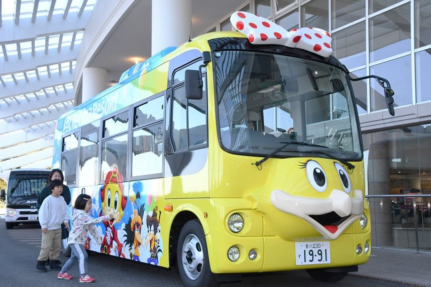 レオマリゾートに導入された新型バス。来場の子どもたちも見入っていた＝香川県丸亀市綾歌町