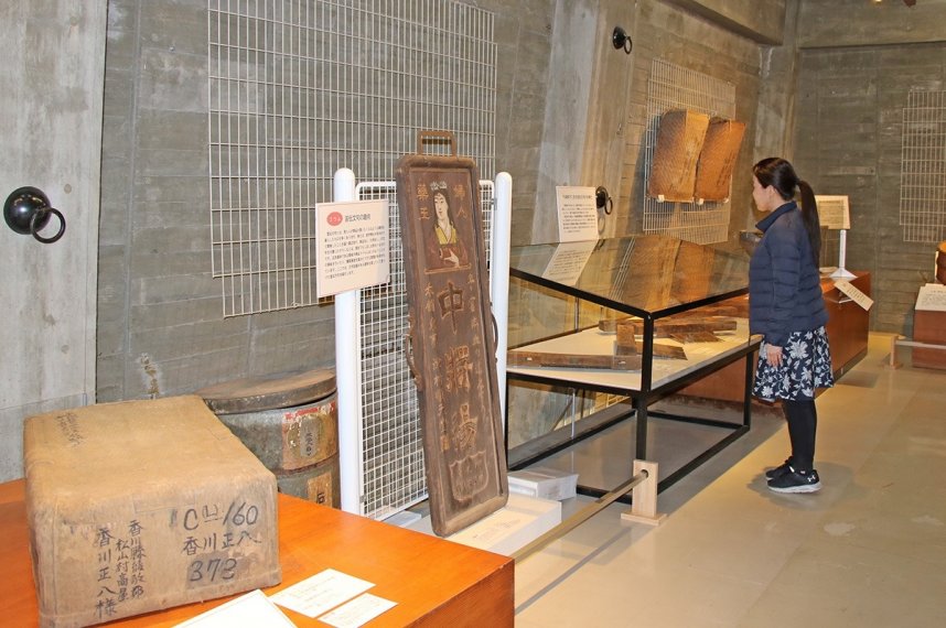 文字の記録がある江戸中期から昭和中期までの生活用具に着目した企画展＝香川県高松市亀水町、瀬戸内海歴史民俗資料館