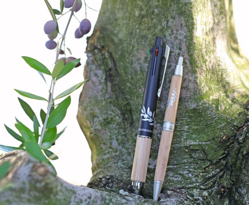 グリップ部分にオリーブの木を使った多機能ペンと黒の単色ペン