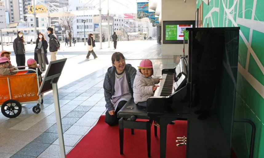 設置されたピアノを弾く園児＝香川県高松市浜ノ町