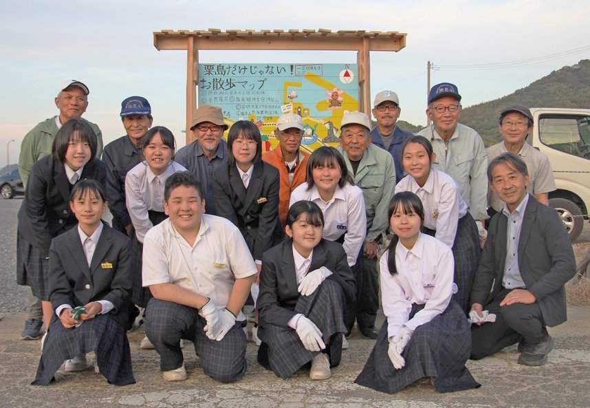 須田港周辺の絵地図を制作した詫間中美術部員と須田自治会関係者ら