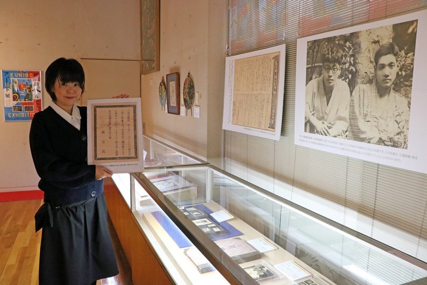 邦輔の資料について説明する西谷学芸員＝香川県善通寺市大麻町