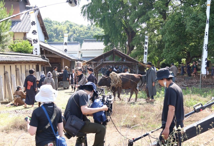 映画「黒の牛」ロケで、徳島から香川側へ借耕牛を引き渡すシーンの撮影の様子＝２０２２年６月１２日、香川県三豊市山本町