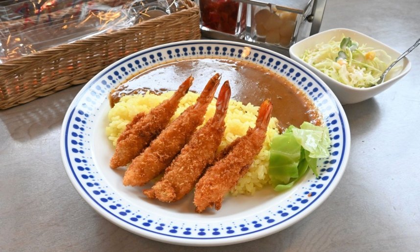 エビフライが４本も乗ったカレー。自家製ルーを味わいに長年通う人も多い