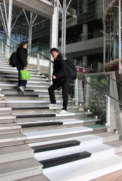 上り下りして「ピアノ階段」の音色を楽しむ通行人＝香川県高松市サンポート