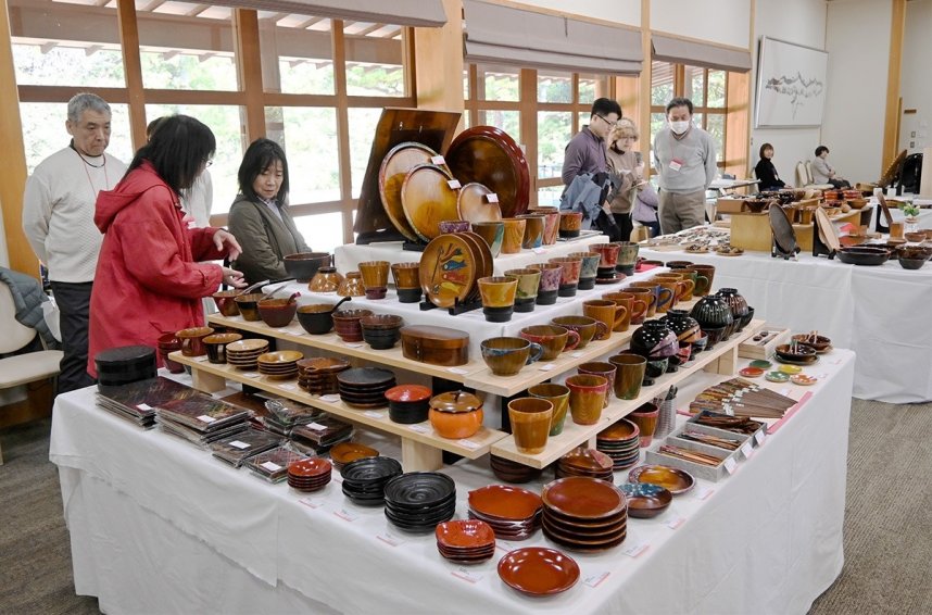 おわんや花器など日常に取り入れやすい香川漆器をじっくりと品定めする来場者＝香川県高松市栗林町、栗林公園商工奨励館