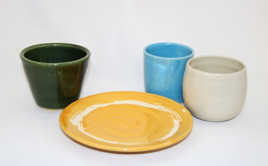 釉薬によって多彩な色を出せる。食卓が華やぎそう