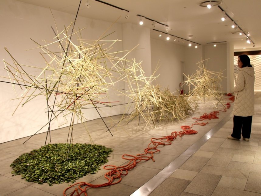 竹や鉄を組み合わせたオブジェが展示されている作品展＝香川県高松市常磐町、瓦町ＦＬＡＧ
