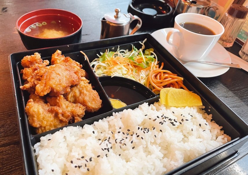 唐揚げはサクサク、ジューシー。昭和レトロな店内でいただくコーヒーもおいしい
