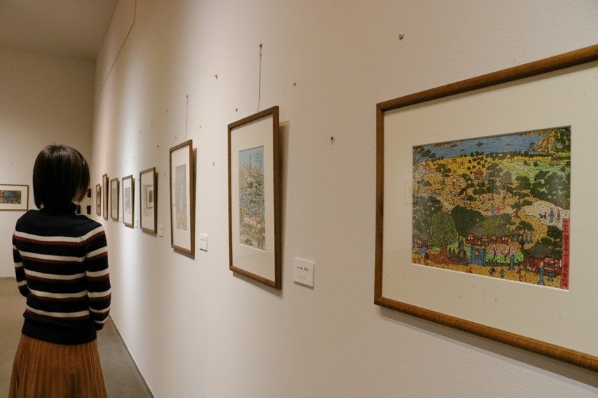 四国霊場を取り上げた木版画が並ぶ会場＝香川県丸亀市中津町