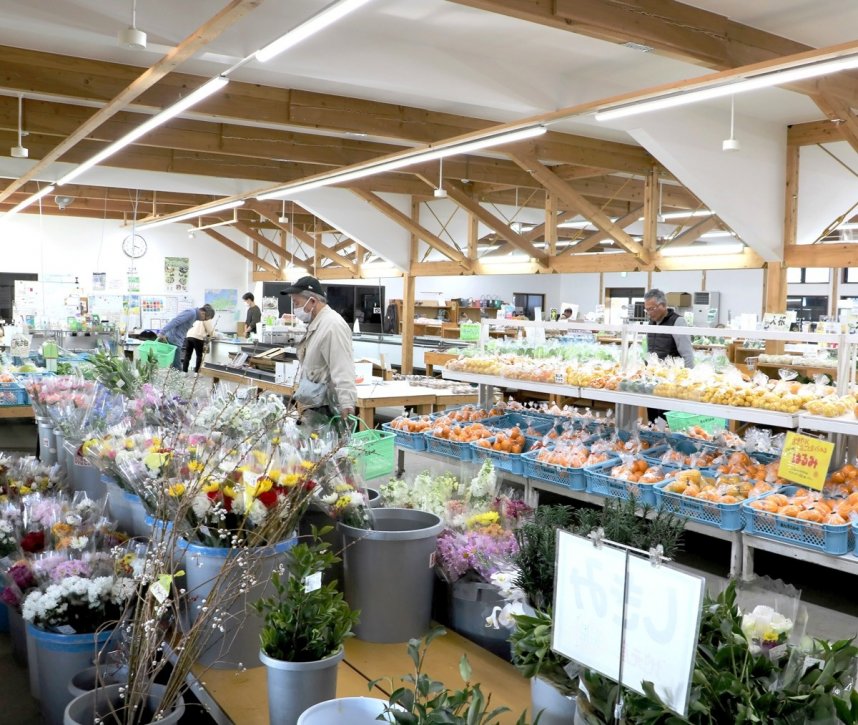 広い店内には季節の野菜や果物がそろい、地元の人に重宝されている