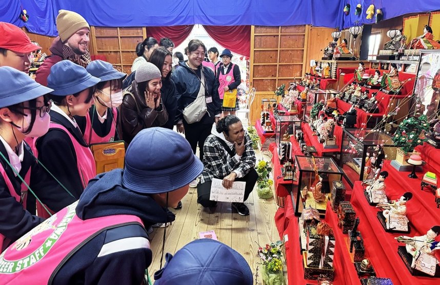 外国人に英語でひな祭りについてガイドする引田小の児童ら＝香川県東かがわ市引田