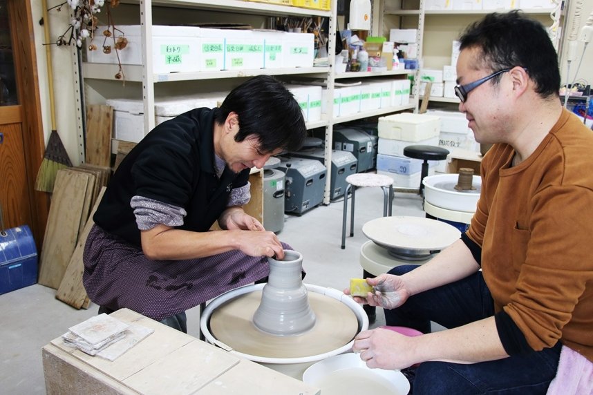 電動ろくろで制作する様子。多田さん（右）が手助けしてくれる＝香川県丸亀市郡家町、一穂窯