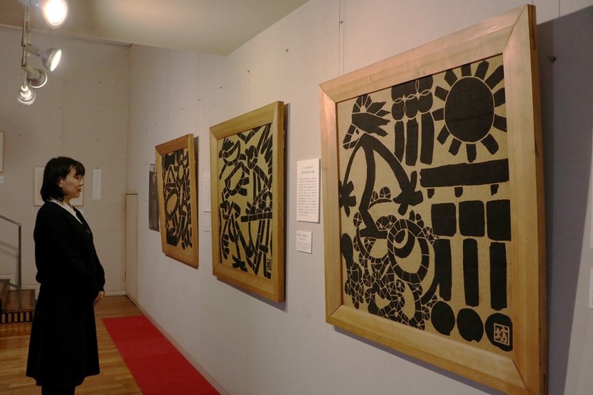 黒い線で表現された邦坊のクロス型絵＝香川県善通寺市大麻町