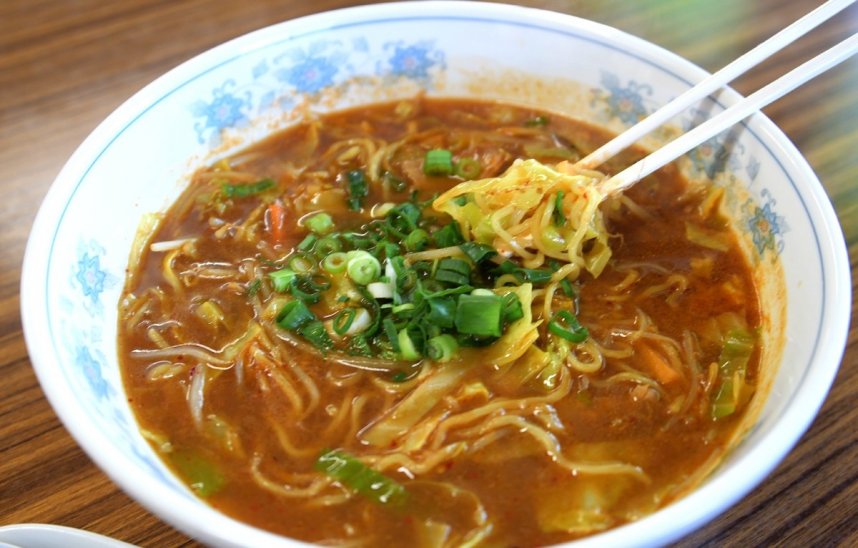 鶏がらベースのスープでピリ辛のキムチ風に仕上げた自慢の「焼ラーメン」