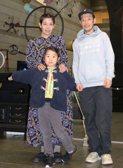 （左から）絵美さん、海凪さん、伸一さん