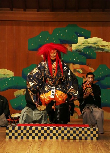 能「殺生石」の一場面