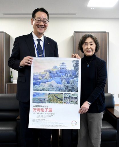 「中讃百景」の完成記念展をＰＲする狩野さん（右）と松永市長＝丸亀市役所