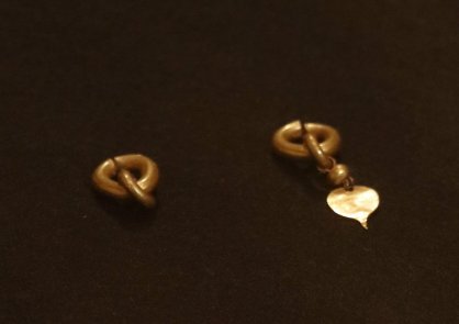 女木丸山古墳で出土したハート型の装飾が見られる耳飾り