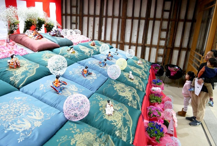 ユニークな「ふとんびな」を見物する来場者＝香川県綾歌郡宇多津町、こめっせ宇多津