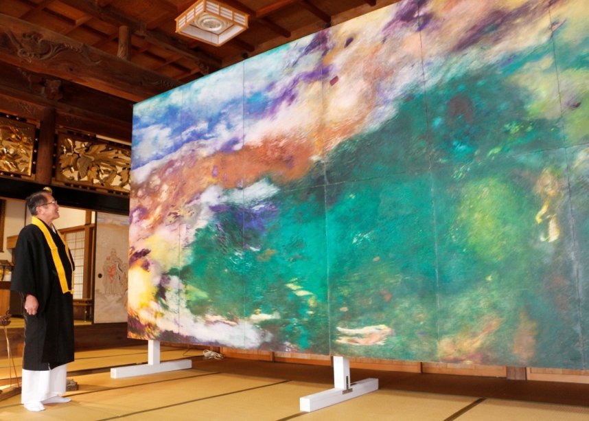 本堂に設置された水面をイメージした作品＝香川県仲多度郡まんのう町川東、妙覚寺