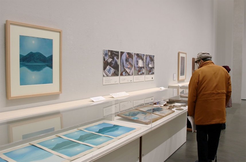 魁夷の木版画とともに、版木などの資料を紹介するテーマ作品展＝香川県坂出市沙弥島、東山魁夷せとうち美術館