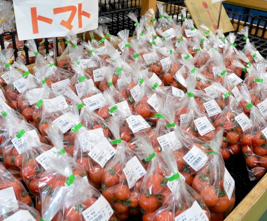 この時季、人気のトマト。新鮮なミニトマトやミディトマトが並ぶ