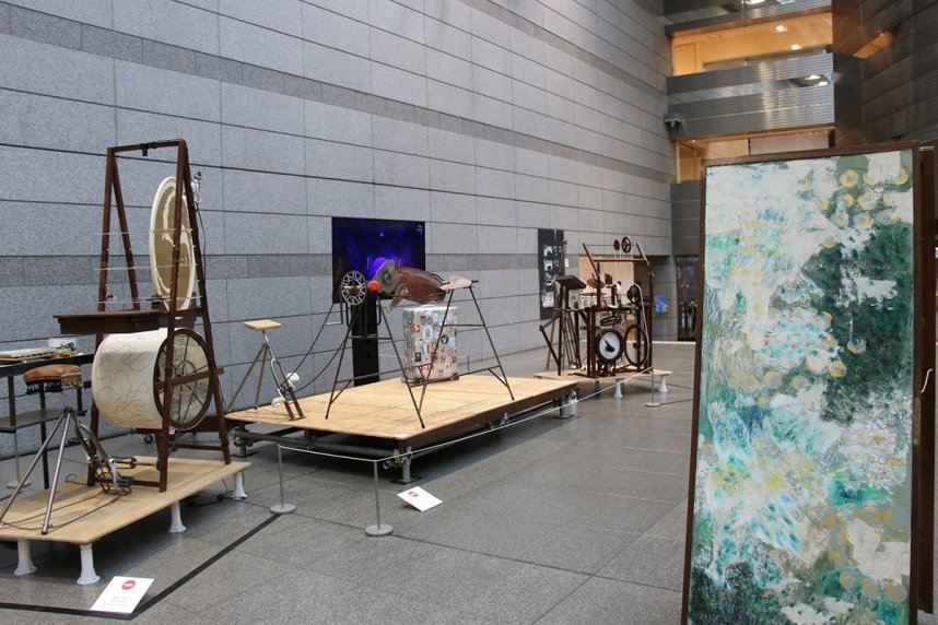自作の映像機や楽器などが並ぶ会場＝香川県高松市紺屋町、市美術館