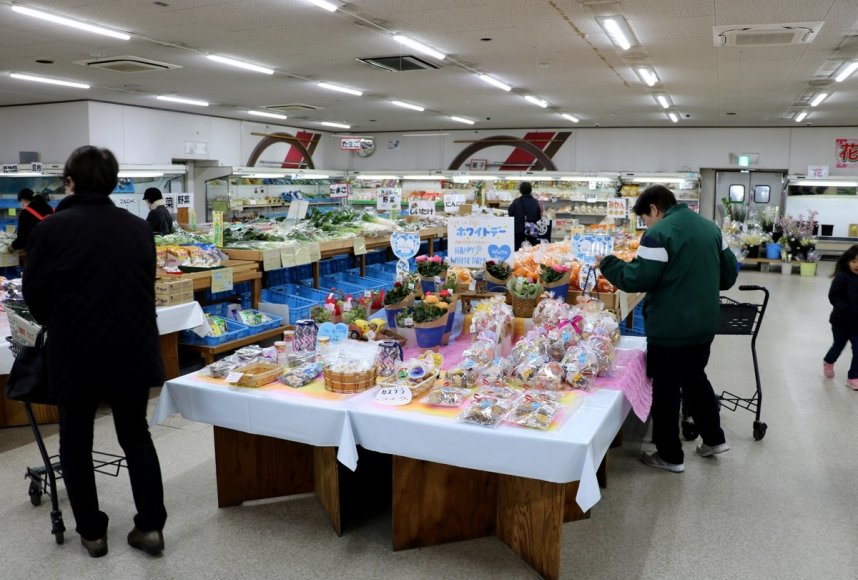 イベントスペースには、季節のお薦め品が華やかに並ぶ