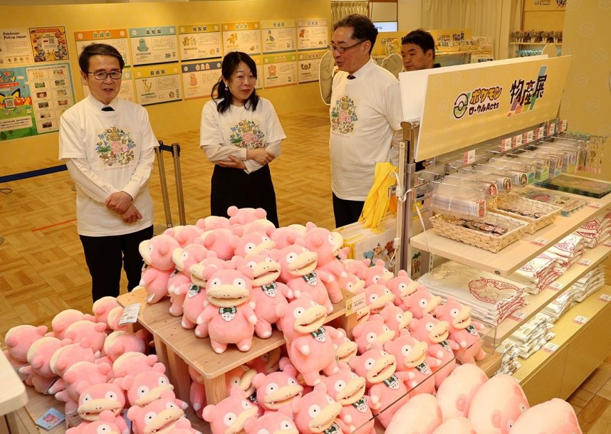 ヤドンのぬいぐるみなど各地域とポケモンのコラボレーション商品を見学する池田知事（左端）ら＝香川県高松市内町、高松三越
