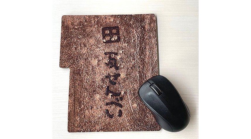 特大サイズの瓦せんべいを再現したマウスパッド