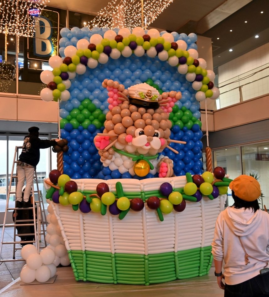 公開制作で高さ約５メートルのバルーンオブジェを組み立てるバルーンアーティストら＝香川県高松市サンポート、高松シンボルタワー