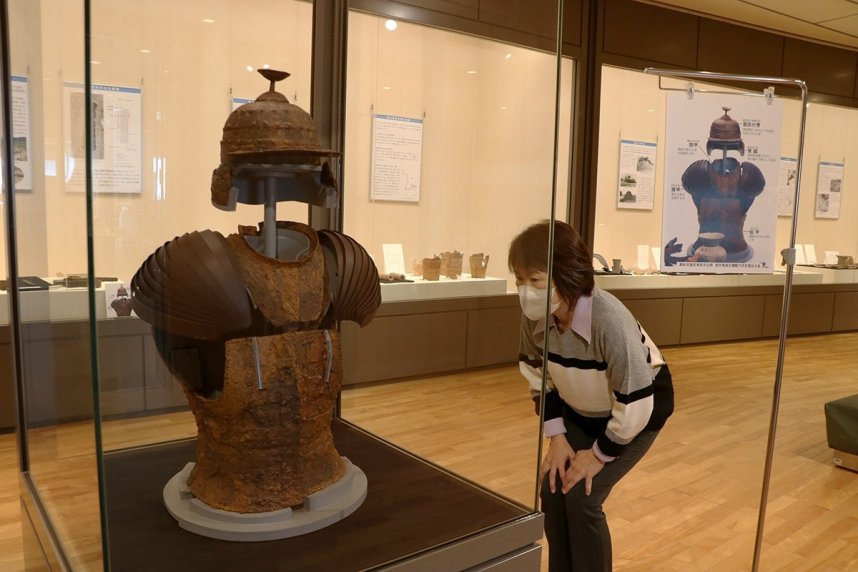 相作馬塚古墳で見つかった甲冑などが並ぶ企画展＝香川県高松市牟礼町、市石の民俗資料館