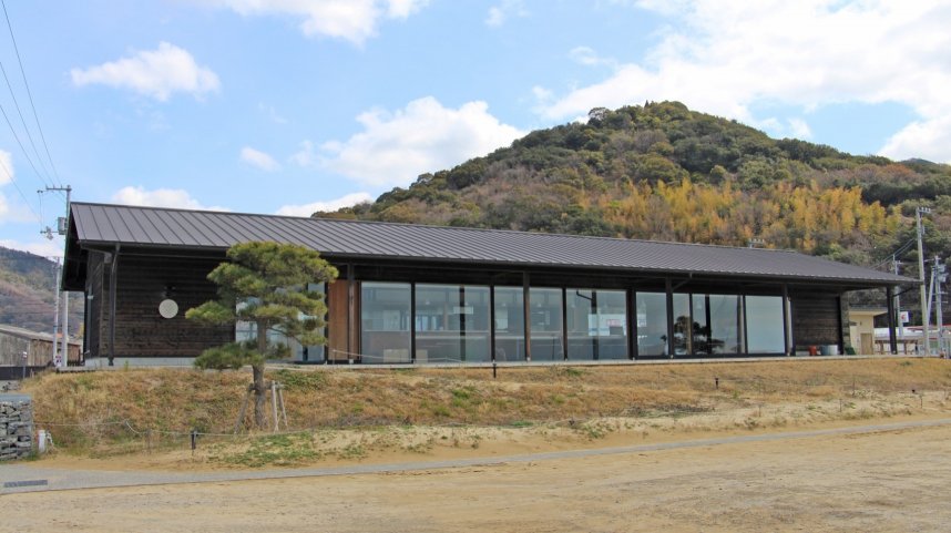三豊市観光交流局が移転する飲食店跡の建物＝香川県三豊市仁尾町