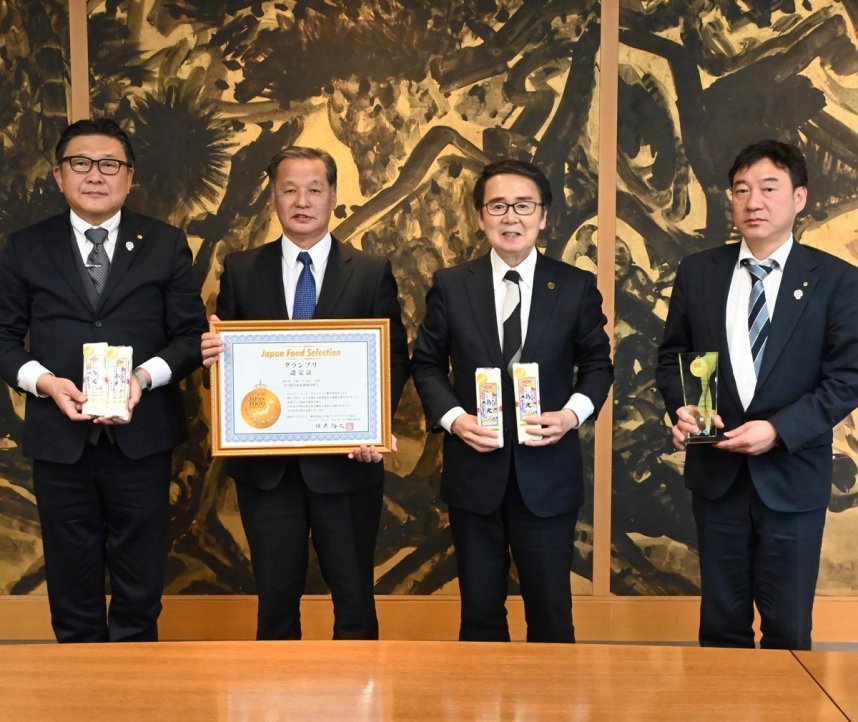 グランプリ受賞を池田知事に報告した須佐美理事長（左から２人目）＝香川県庁