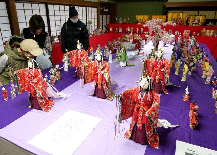 倉の館三角邸に飾られた和紙人形＝香川県綾歌郡宇多津町