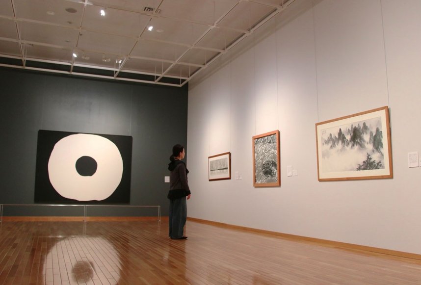 「モノクローム」をテーマに香川ゆかりの作家らの作品を紹介するコレクション展＝香川県高松市玉藻町、県立ミュージアム
