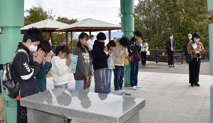 納骨堂前で手を合わせる子どもたち＝香川県高松市庵治町、大島
